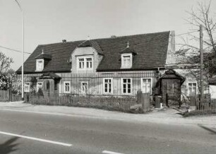 Ottendorf-Okrilla, Wohnhaus : Ottendorf-Okrilla. Wohnhaus (nach 1850), Königsbrücker Straße 2. Straßenansicht mit Einfriedung