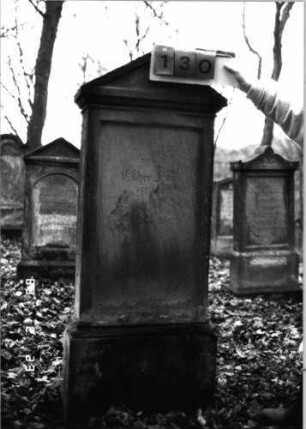 Grabstein 130 (Index: 99751932) Material: Sandstein Zustand: abgeblättert mit großem Textverlust Maße HxBxT: 150x52x21 cm Beschreibung: Stele, profilierter Sockel, Giebel, rechteckiges Schriftfeld eingetieft: Grabstein 130
