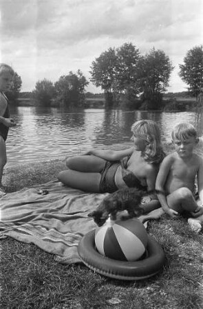 Sommernachmittag am Rhein, vermutlich beim Rheinstrandbad Rappenwört.