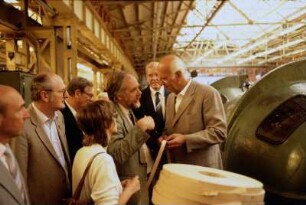 Tagung der Nationalen Forschungs- und Gedenkstätten (NFG) in Berlin 1986, Tagungsgäste bei einer Gruppenführung durch einen Betrieb
