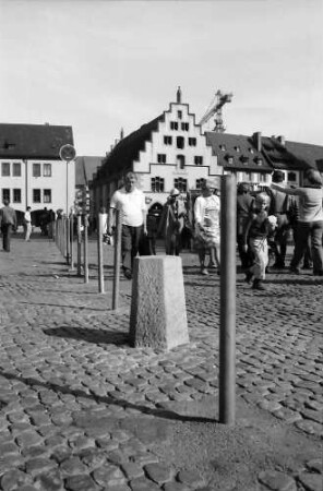 Freiburg: Neue Poller aus Stein zur Abgrenzung des Verkehrs vor dem Münster