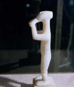 Athen. Archäologisches Nationalmuseum. Flötenspieler : Athen. Archäologisches Nationalmuseum. Aulos-Spieler, Kykladenidol. Parischer Marmor. 1884 auf Keros in einem Grab gefunden