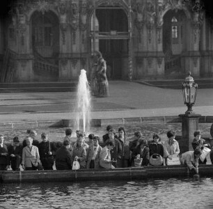 Dresden-Altstadt. Zwinger (1709-1728; M. D. Pöppelmann, B. Permoser). Jugendliche an einem Brunnenbecken im Zwingerhof