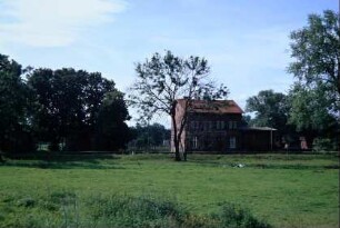 Blick zum Bahnhof Brüheim/Sonneborn, Hauptgebäude