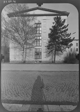 Meißen, Herbert-Böhme-Straße 11. Ingenieurschule "Rudolf Diesel" (Fachhochschule der Sächsischen Verwaltung; 1923), Hauptgebäude. Hauptfront (Teilansicht)