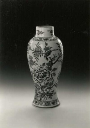 Deckelvase, ohne Deckel (China, wohl 2. V. 18. Jh.; Porzellan, Aufglasurmalerei; Höhe 23,4 cm; Staatliche Kunstsammlungen Dresden (SKD)