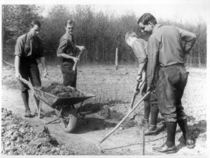 Arnsberg. Forstschule. Kulturarbeiten im Kamp. Forstschüler beim Vorbereiten der Beete
