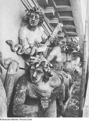 Nordgiebel des Königlichen Hoftheaters in Dresden : Rietschel, Ernst. Nordgiebel des Königlichen Hoftheaters Dresden. Sandstein. Dresden, 1839/1841. Detail: Drei Erinyen. Bautzen, Altes Stadttheater, Mittelrisalit, Rietschel-Giebel