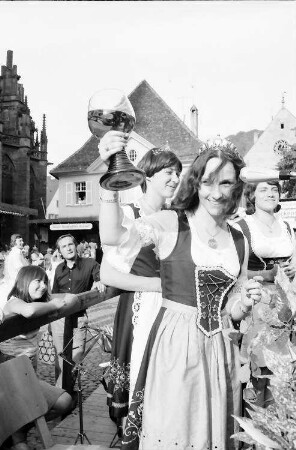 Freiburg: Die Weinkönigin Gisela Faber auf dem Podium