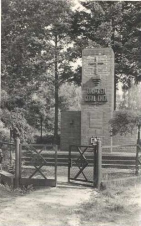 Kriegerdenkmal für die Gefallenen des 1. Weltkrieges aus Burk bei Hoyerswerda : Pomnik za padłych wojakow 1. swětoweje wójny z Bórka pola Wojerec