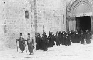 Jerusalem. Prozession zieht aus der Grabeskirche