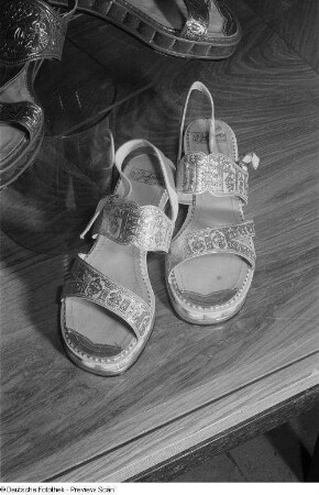 Schuhe der indischen Sektion auf der Leipziger Herbstmesse 1954