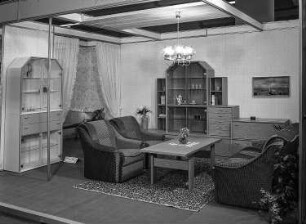 Ausstellungskoje des VEB Möbelkombinat Zeulenroda-Triebes (ZEUTRIE) mit Wohnzimmermöbeln