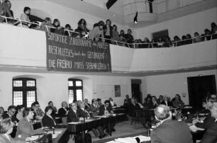 Freiburg: Demonstration im Ratsaal, Transparent im Ratsaal