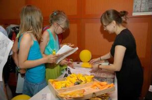 Ausgabe von Preisen am Ziel der "Bibliotheksrallye für Kinder" (Kinder lernen die Bibliothek spielerisch auf einer Rallye kennen. Die Maya-Zahlen weisen den Weg)