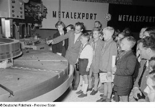Kinder zu Besuch auf der Leipziger Herbstmesse 1954 vor einer Maschine