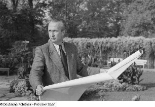 Portrait eines Mannes mit einem Bogen Papier in den Händen