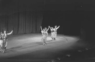Moissejew-Ensemble im Admiralspalast : Auftritt einer Volkstanzgruppe