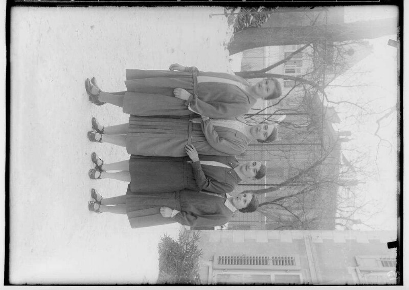 Fasnacht im Josefinenstift (Klösterle) 1929; Vier Frauen