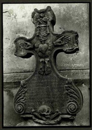 kath. Kirche. Grabkreuz Elisabeth Maria Ignatius und Sohn Christoph Joseph Ignatius, bisch. geistl. Rat u. Landesdechant,1775. Herz Jesu mit d. Wundmalen u. Veronika m. d. Schweistuch