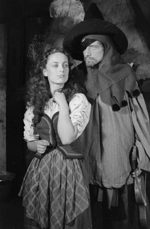 Szenenbilder aus dem Stück "König Drosselbart" von Armin-Gerd Kuckhoff und Marie Otto mit Musik von Kurt Heuser im Theater am Schiffbauerdamm Berlin. Uraufführung 13.12.1947