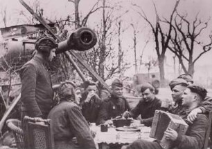 Sowjetische Panzersoldaten nach der Beendigung des Krieges in Berlin
