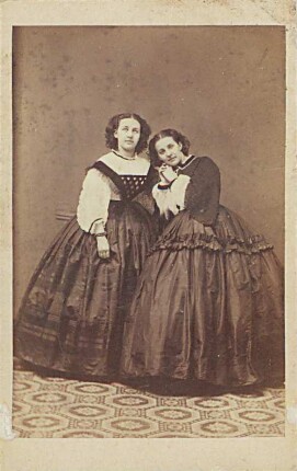Seraphine und Ernestine Mauro (v.l.n.r.), stehend