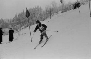 Pioniere beim Wettkampf im Skislalom : Teilnehmer bei der Abfahrt