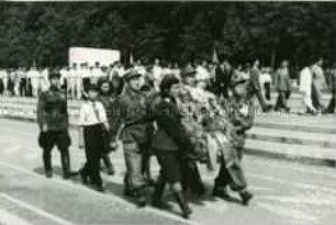 Die koreanische Delegation der 3.Weltfestspiele bei der Kranzniederlegung am Sowjetischen Ehrenmal in Treptow