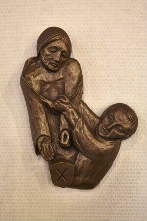 Kreuzweg mit fünfzehn Stationen — Christus wird seiner Kleider beraubt