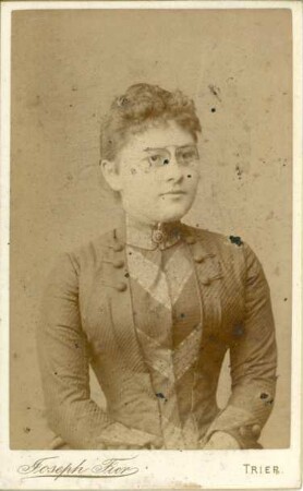 Brustporträt-Fotografie einer jungen Dame