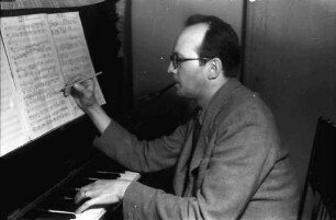 Bukarest: Nicolae Agarbiceanu, Komponist und Bildhauer, am Klavier