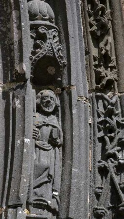 Frankreich. Bretagne. Finistere. La Roche Maurice. Enclos Paroissial. Umfriedeter Pfarrhof. Portalvorbau. Apostelfigur