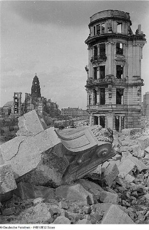 Dresden-Altstadt. Ruine eines Wohnhauses. Blick nach Nordost zum Rathausturm