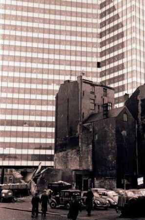 Hamburg: Unilever-Hochhaus mit alten Häusern davor