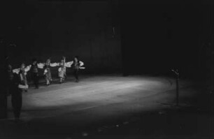 Moissejew-Ensemble im Admiralspalast : Auftritt einer Volkstanzgruppe