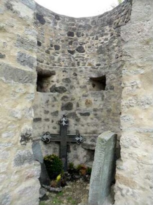 St Michael-Rundturm im Nordosten über Kirchhof mit Schlüsselloch-Schießscharten in zwei Ebenen_01