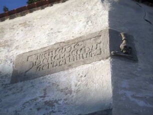 Halsbach-Kirchhofmauer im Südwesten-Westseite-Inschriftstein mit Jahr 1516 (Überarbeitung der Kirchhofmauer-Bauinschrift) und Totenkopf-Hochrelief im Detail