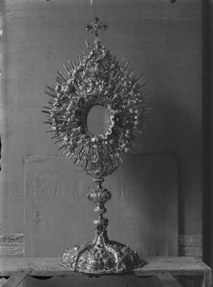 Monstranz mit Madonna, Putten zwischen Trauben und Weinranken, bekrönt von Gottvater