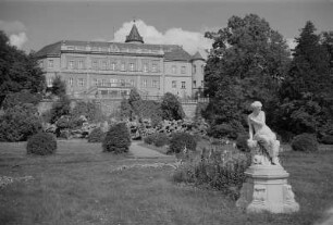 Wiesenburg/Mark. Schloss Wiesenburg, vom Schloßpark aus