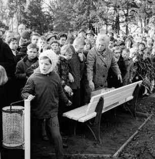 Schlosspark: Ostereiersuchen: Besucher: bei Parkbank, Papierkorb