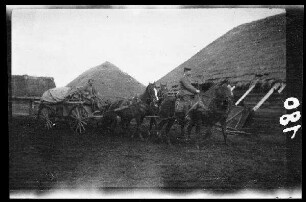 bei Wirballen (?) (=Virbalis, Litauen): Vierspänner mit Wagenkarren in einem morastigen landwirtschaftlichen Innenhof ("Es. K. Packwagen")