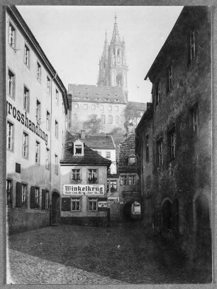 Meißen, am alten Winkelkrug : Meißen. Lorenzgasse. Blick gegen Dompropstei und Domtürme (links: Geburtshaus von Louise Otto-Peters. Baderberg 2)