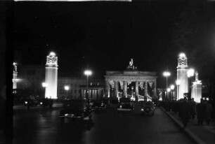 Berlin: Am Brandenburger Tor; Festbeleuchtung; Ost West Achse
