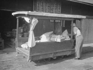 Kleinbahn in Hayakawa : Mann beim Beladen eines Waggons