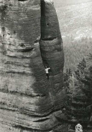 Sächsische Schweiz, Affensteine. Wolfsturm. Seilschaft Oswald Kunis (mit Schwebesicherung) in der Rinne des Alten Weges (Westwand, VIIb)