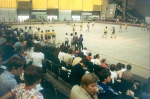 Essen. Messegelände. Sportausstellung TRIMMYLAND (50.000 qm Fläche). Fußballspiel