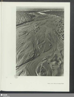 Flaches, breites Delta auf sandiger Fläche