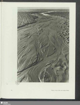 Flaches, breites Delta auf sandiger Fläche