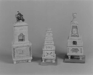 Drei Etagenofen-Modelle : Drei Etagenofen-Modelle. Fayence, glasiert, bemalt (1. H. 20. Jh.; K. Feuerriegel). Museum im Schloß Frohburg V 432/01, V 446/01, V 449/01